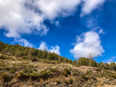 Pena de Francia, Salamanca İlkbahar, bulutlu bir günde mavi gökyüzü ve bulutlar dağlar görünümünde