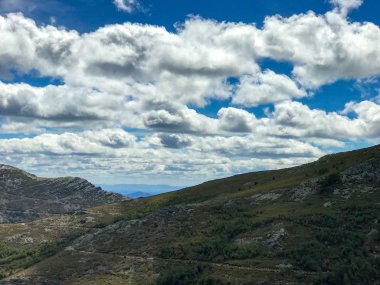 Pena de Francia, Salamanca İlkbahar, bulutlu bir günde mavi gökyüzü ve bulutlar dağlar görünümünde