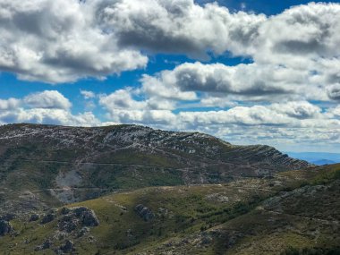 Pena de Francia, Salamanca İlkbahar, bulutlu bir günde mavi gökyüzü ve bulutlar dağlar görünümünde