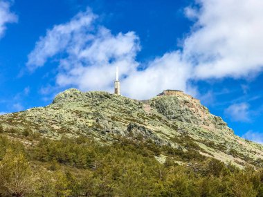 Pena de Francia, Salamanca İlkbahar, bulutlu bir günde mavi gökyüzü ve bulutlar dağlar görünümünde