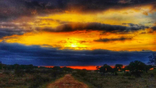 günbatımı turuncu gökyüzü La Alberca, Salamanca, İspanya