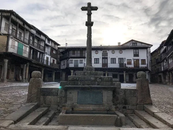 Eski şehrin ana meydanından karşıya geç. 