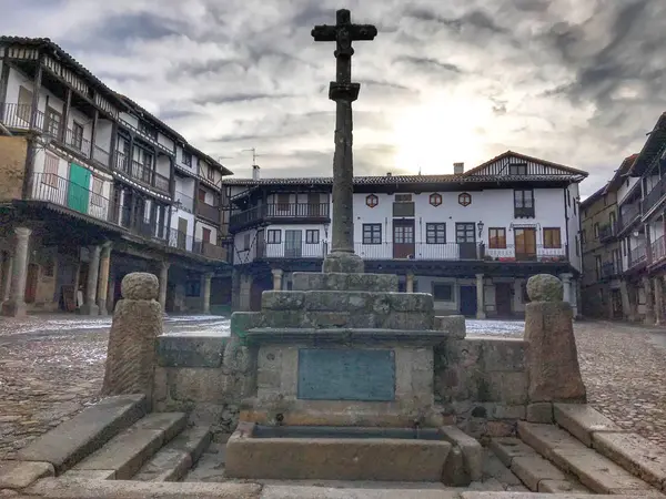 Eski şehrin ana meydanından karşıya geç. 