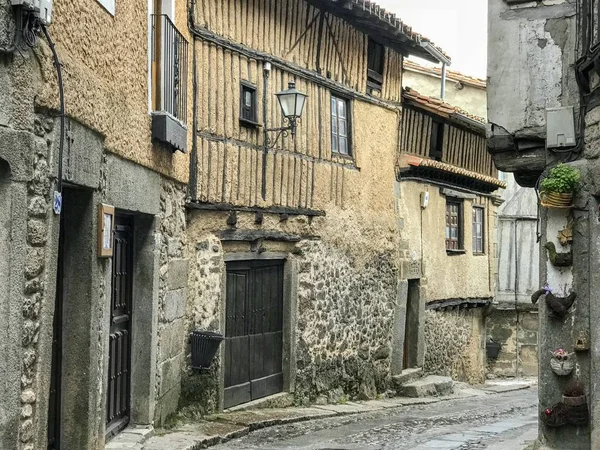 Eski İspanyol kasabasındaki antik binalar 