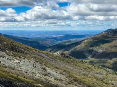 Pena de Francia, Salamanca İlkbahar, bulutlu bir günde mavi gökyüzü ve bulutlar dağlar görünümünde