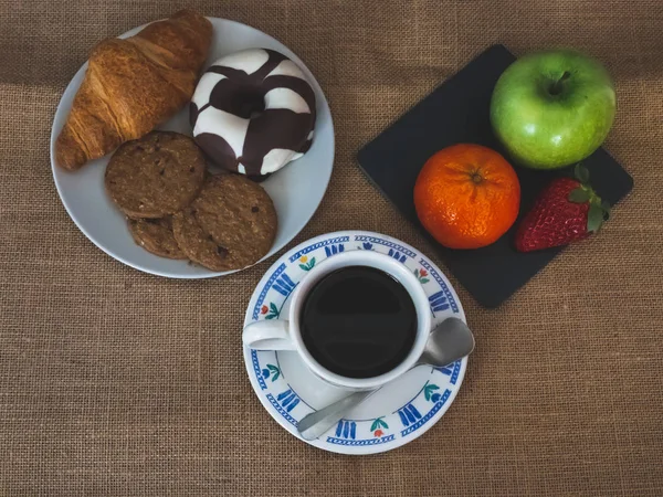 Egy Csésze Kávé Egy Tál Zöld Alma Mandarin Strawberry Fekete — Stock Fotó