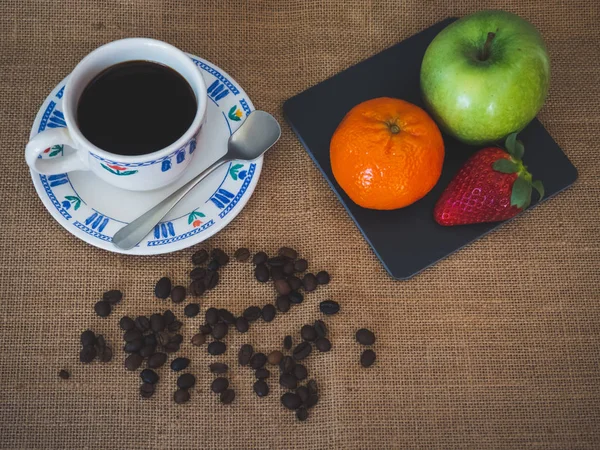 Frühstück Aus Einer Porzellan Kaffeetasse Kaffeebohnen Einem Alten Löffel Und — Stockfoto