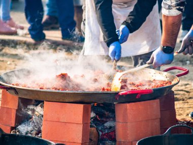 İspanya bir köyde popüler bir partide sokakta chichas tanınmaz kişi geleneksel yemek pişirme denir