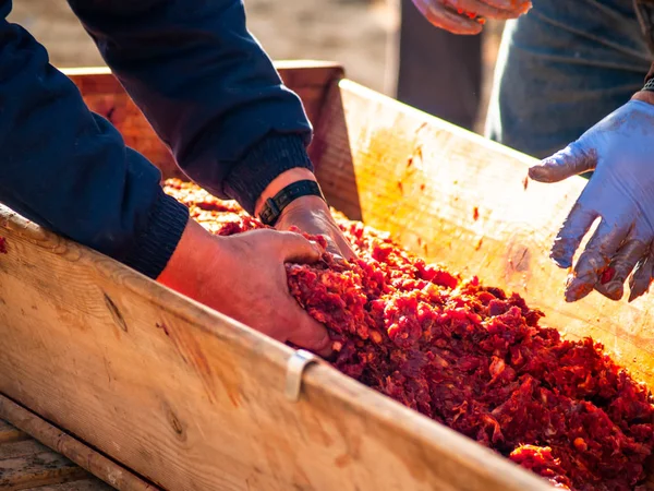 Oigenkännlig person traditionell matlagning kallas chichas på gatan på en populär fest i en by i Spanien — Stockfoto