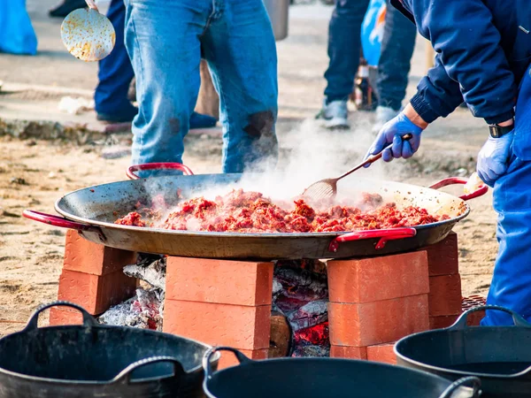 Persona irreconocible cocinando comida tradicional llamada chichas en la calle en una fiesta popular en un pueblo en España —  Fotos de Stock