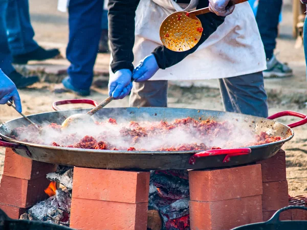 Unerkennbare Person Kocht Auf Der Straße Bei Einer Volksfeier Einem — Stockfoto