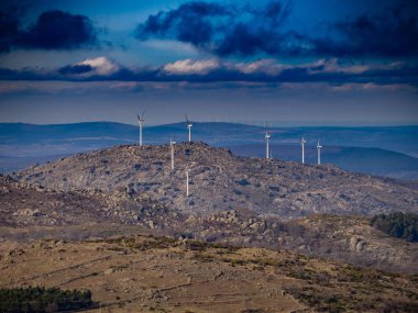 Salamanca şehrinde Rüzgar türbinleri ile dağ manzarası. Yenilenebilir enerji kavramı