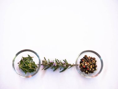 Bir kristal kase mix bir biberiye çiçek açan dal, biberiye yaprağı ve beş biber