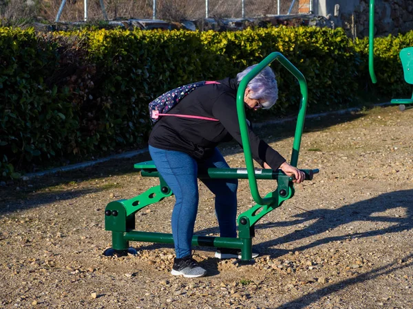 Een senior vrouw met wit haar het beoefenen van gymnastiek in een bio-gezond Park — Stockfoto