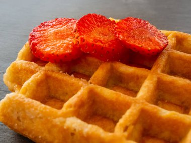 Arduvaz plakasında çilek parçaları olan Belçikalı Waffle