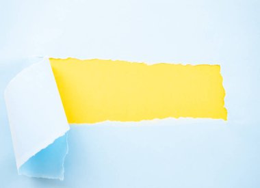 Sarı yalıtılmış yırtık pastel pastel mavi kağıt