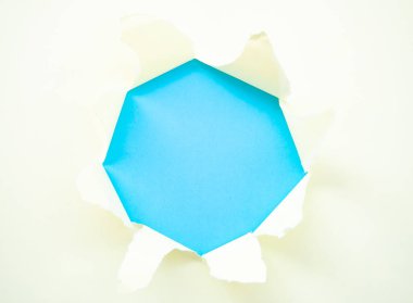 Yırtık pastel pastel sarı kağıt mavi izole