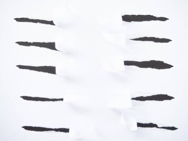 Siyah üzerine izole edilmiş yırtık beyaz kağıt