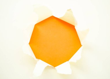 Yırtık pastel pastel sarı kağıt turuncu izole