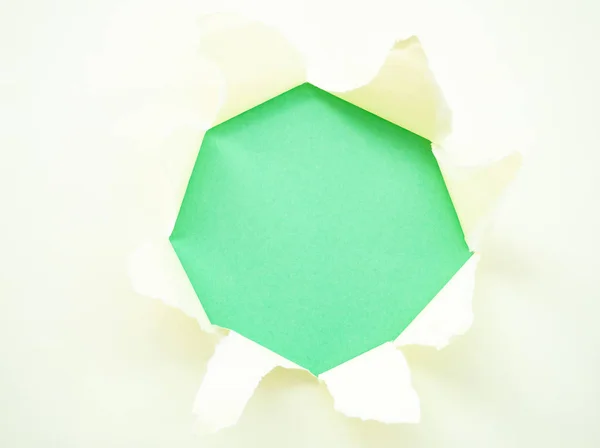 Torn pastel papel amarillo aislado en verde — Foto de Stock