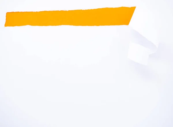 Carta bianca strappata isolata su arancione — Foto Stock