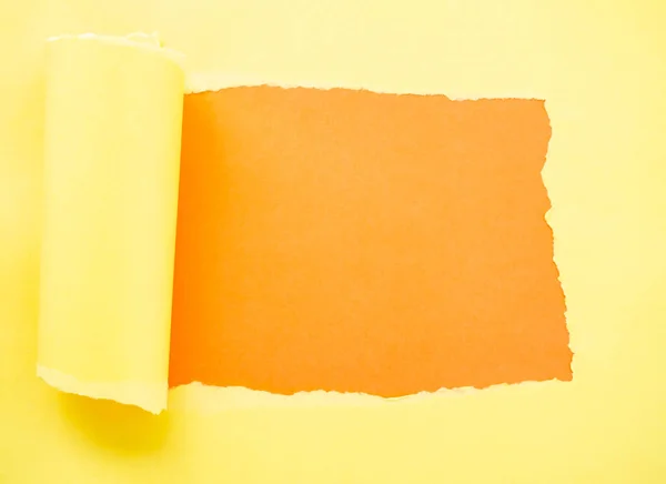 Rozdarty żółty papier izolowany na pomarańczowo — Zdjęcie stockowe
