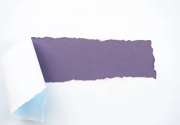 Rozdarty pastel pastel niebieski papier izolowany na fioletowo — Zdjęcie stockowe