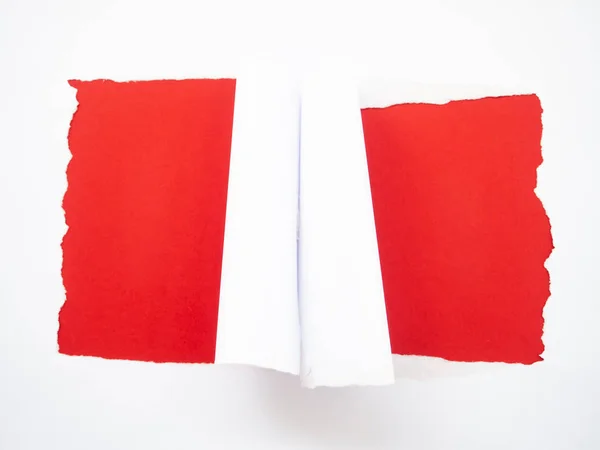 被撕破的白纸与红色隔离 — 图库照片