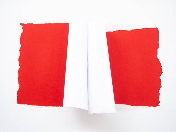 Порванная белая бумага, изолированная на красный
