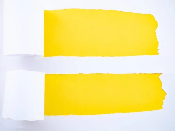 Rozdarty biały papier na żółto — Zdjęcie stockowe