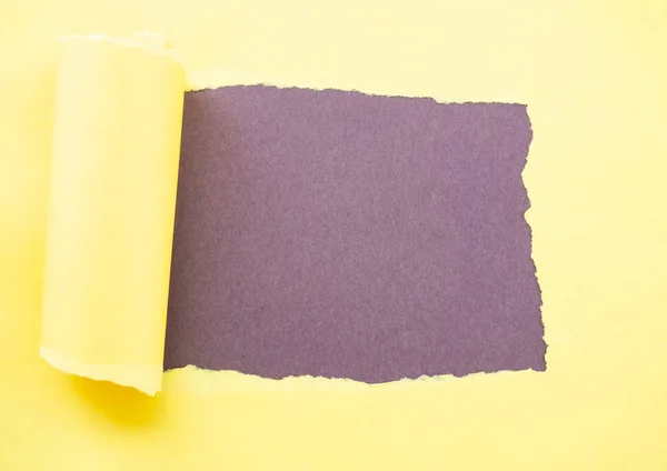 Roztrhaný žlutý papír izolovaný na hnědém — Stock fotografie