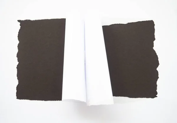 Чорний білий папір ізольований на чорному — стокове фото