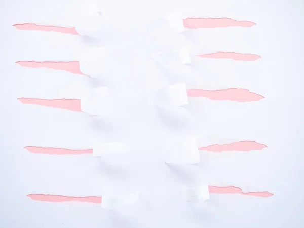 Carta bianca strappata isolata su rosa pastello — Foto Stock