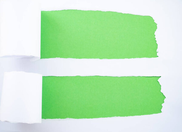 Порванная белая бумага, изолированная на зеленый
