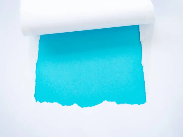 Rozdarty biały papier izolowany na niebiesko — Zdjęcie stockowe