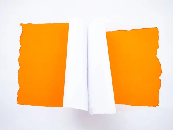 Papier blanc déchiré isolé sur orange — Photo