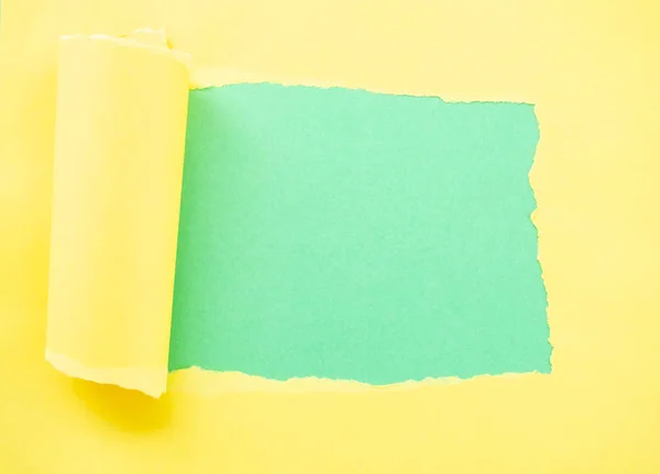 Zerrissenes gelbes Papier isoliert auf grün — Stockfoto