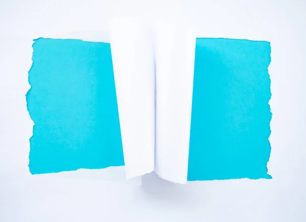 Торн білий папір ізольований на синьому — стокове фото