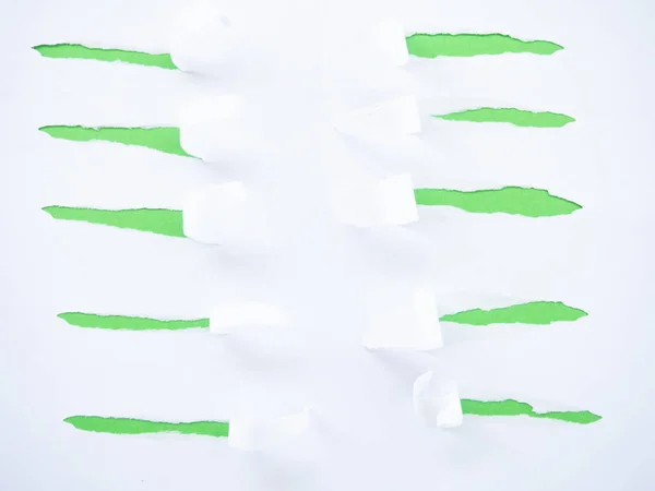 Carta bianca strappata isolata su verde — Foto Stock