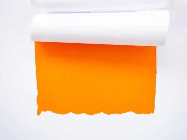 Zerrissenes weißes Papier isoliert auf orange — Stockfoto