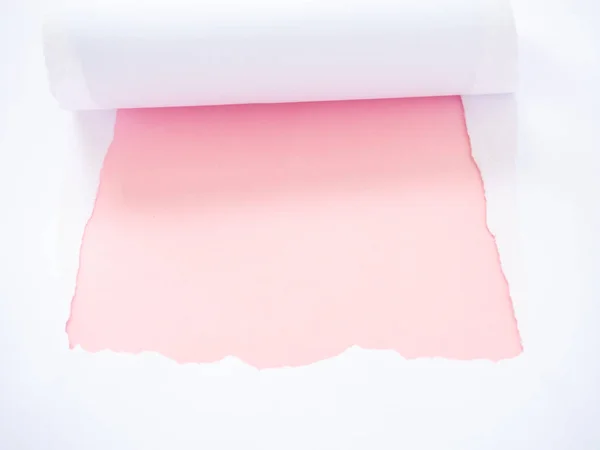 Rozdarty biały papier na białym tle pastelowy róż — Zdjęcie stockowe