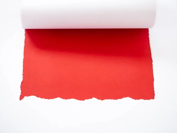 Papier blanc déchiré isolé sur rouge — Photo
