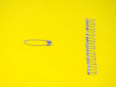 Daha fazla güvenlik pimini savuşturmak için bir bariyer oluşturan bir sürü emniyet pimi. Savaş kavramı