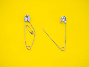 İnsan temsilçeşitli boyutlarda çeşitli güvenlik pimleri. Çocuklu geleneksel aile kavramı