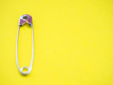 Yalnızlık kavramını temsil eden bir güvenlik pimi