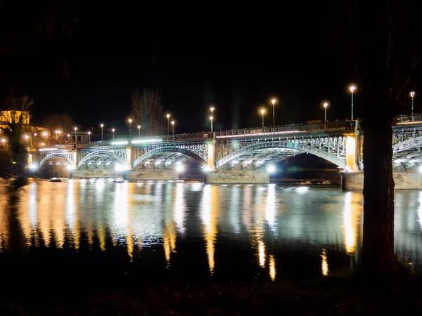 Longue vue de nuit sur la cathédrale et le pont Enrique Estevan à Salamanque (Espagne) ) — Photo