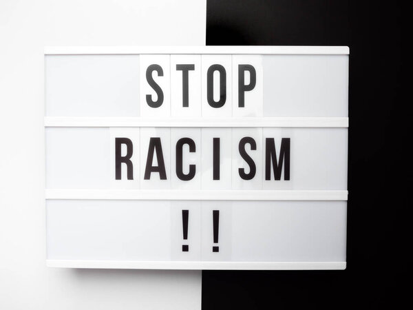 Черные жизни имеют значение. Черные жизни имеют значение. Черное сердце и белая роза на белом фоне
