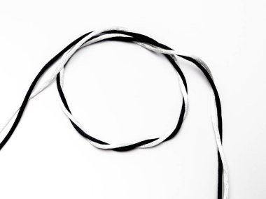 Siyahların hayatları önemlidir. Beyaz arkaplana karşı siyah iplikli beyaz iplikli bir düğüm.