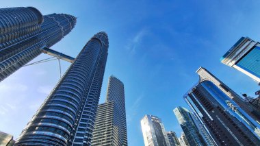 Kuala Lumpur, Malezya - 4 Mart 2024: Petronas İkiz Kuleleri Kuala Lumpur 'da popüler bir kent ve turistik merkezdir.