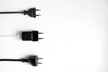 Beyaz arkaplanda izole edilmiş çeşitli güç adaptörleri